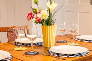 Dining - Coal Miners Cottage - Moments to Seafront & Deal Town (Deal)