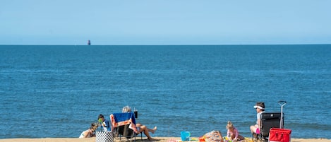 Sur la plage, chaise longue, serviettes de plage