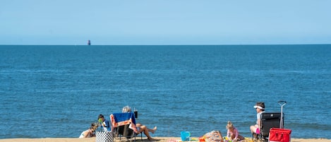 Am Strand, Liegestühle, Strandtücher