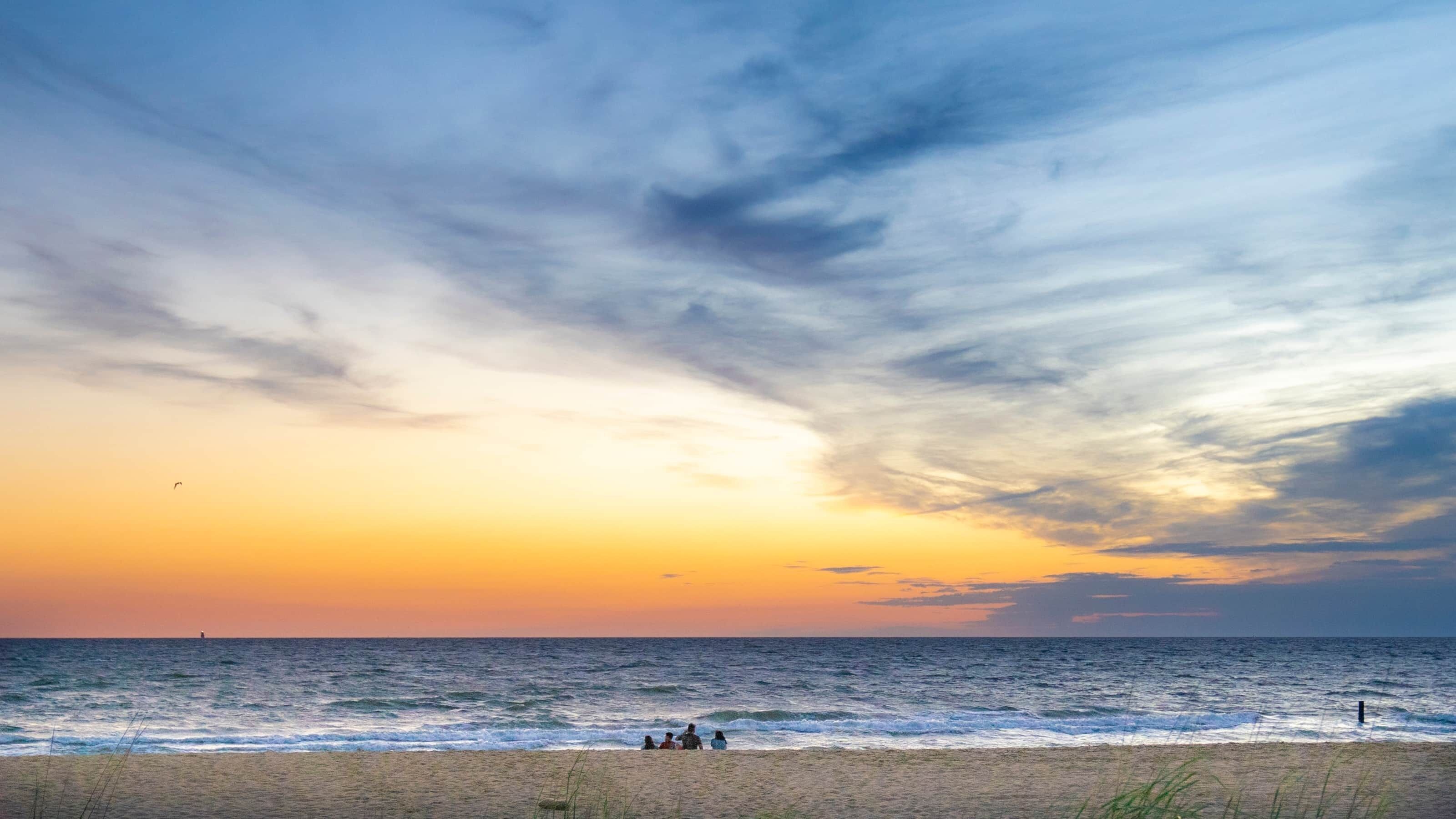 Plage, chaises longues, serviettes de plage