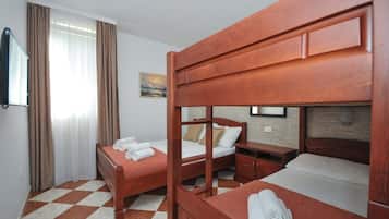 1 chambre, coffres-forts dans les chambres, fer et planche à repasser