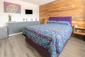 2 chambres, fer et planche à repasser, lit de bébé portatif