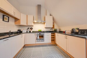 Jääkaappi, mikroaaltouuni, uuni, astianpesukone