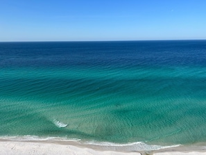 På stranden