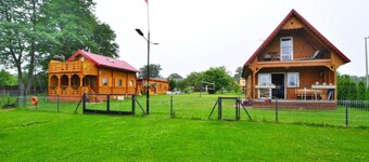 Houten Huis bij Ostrowieckie Meer met Strand