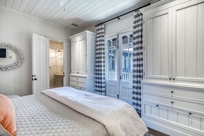 5 bedrooms, iron/ironing board, WiFi, bed sheets