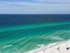 Una playa con aguas turquesas cristalinas y una orilla arenosa.