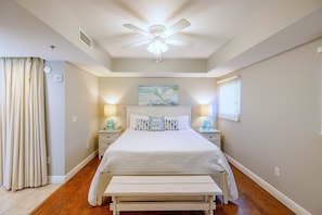 Tabla de planchar con plancha, wifi gratis y ropa de cama