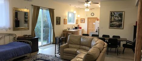 Smart-TV, DVD-Player, Bücher, Stereoanlage