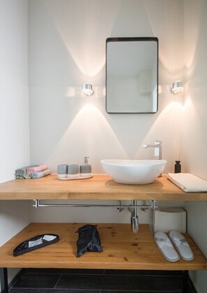 Shower, eco-friendly toiletries, hair dryer, towels