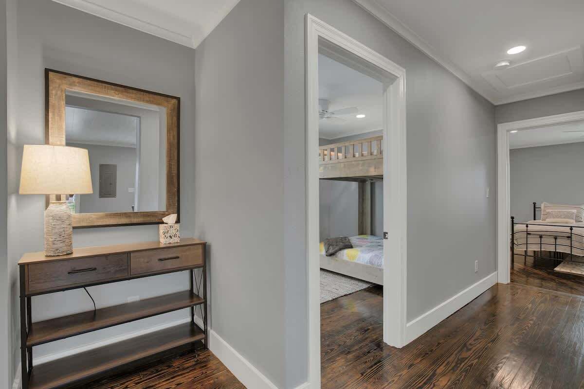 3 habitaciones, tabla de planchar con plancha y cuna de viaje 