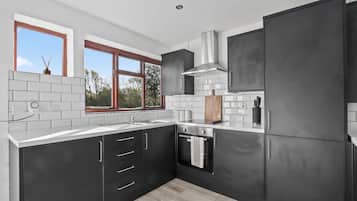 Geladeira, micro-ondas, fogão, cooktop