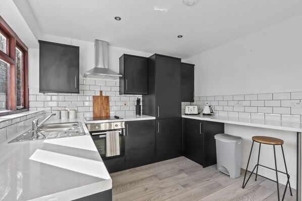 ثلاجة، ميكروويف، فرن، موقد طهي مسطح