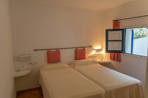 2 bedrooms, iron/ironing board, internet, bed sheets - 2 bedroom apartment in first sea line in Sa Tuna, Begur (H01) (Sa Tuna)