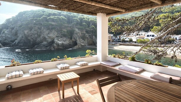 Une terrasse offrant une vue sur une falaise côtière et sur une ville.