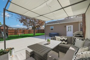 Outdoor dining - Luxury 5 BR, Jacuzzi, Gym, Near Lake for large Fam (Rowlett)