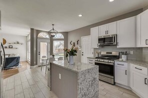 Fridge, microwave, oven, stovetop - Luxury 5 BR, Jacuzzi, Gym, Near Lake for large Fam (Rowlett)