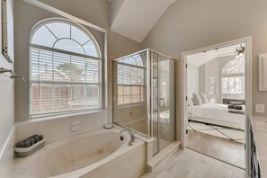 Bathtub, hair dryer, towels, shampoo - Luxury 5 BR, Jacuzzi, Gym, Near Lake for large Fam (Rowlett)