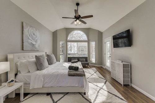 Luxury 5 BR, Jacuzzi, Gym, Near Lake for large Fam