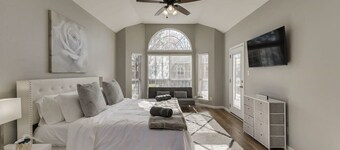 Luxury 5 BR, Jacuzzi, Gym, Near Lake for large Fam