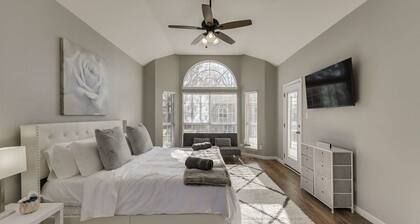 Luxury 5 BR, Jacuzzi, Gym, Near Lake for large Fam