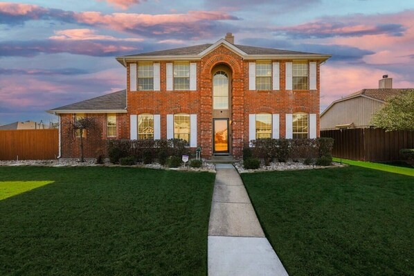 Exterior - Luxury 5 BR, Jacuzzi, Gym, Near Lake for large Fam (Rowlett)