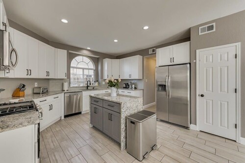 Luxury 5 BR, Jacuzzi, Gym, Near Lake for large Fam