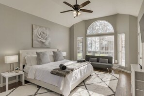 5 bedrooms, iron/ironing board, travel crib, WiFi - Luxury 5 BR, Jacuzzi, Gym, Near Lake for large Fam (Rowlett)