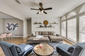 TV, fireplace, offices - Luxury 5 BR, Jacuzzi, Gym, Near Lake for large Fam (Rowlett)