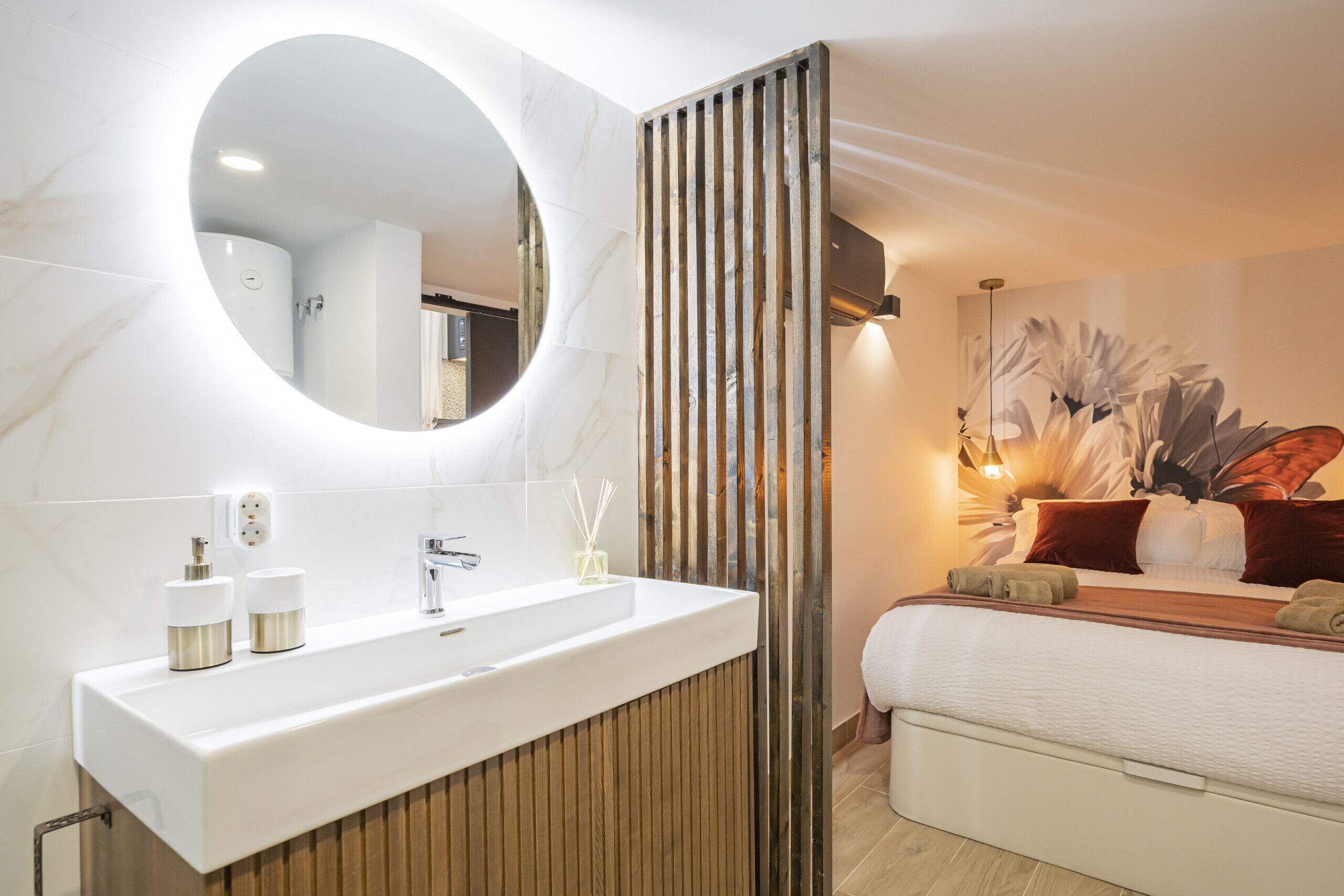 1 chambre, fer et planche à repasser