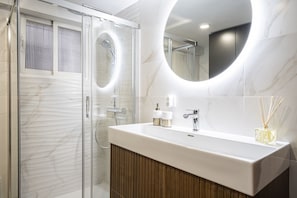 Dusche, Haartrockner, Seife, Toilettenpapier