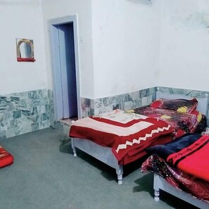 Habitación estándar con 1 cama doble o 2 individuales | Wifi gratis y ropa de cama