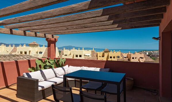 Outdoor dining - Colinas el Hacho 2320 Penthouse Vistas al mar (Manilva)