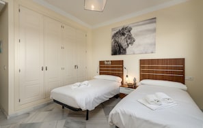 2 slaapkamers, een kluis op de kamer, een strijkplank/strijkijzer