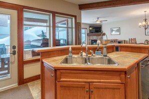 Een koelkast, een magnetron, een oven, een kookplaat