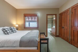 3 slaapkamers, een strijkplank/strijkijzer, gratis wifi, beddengoed