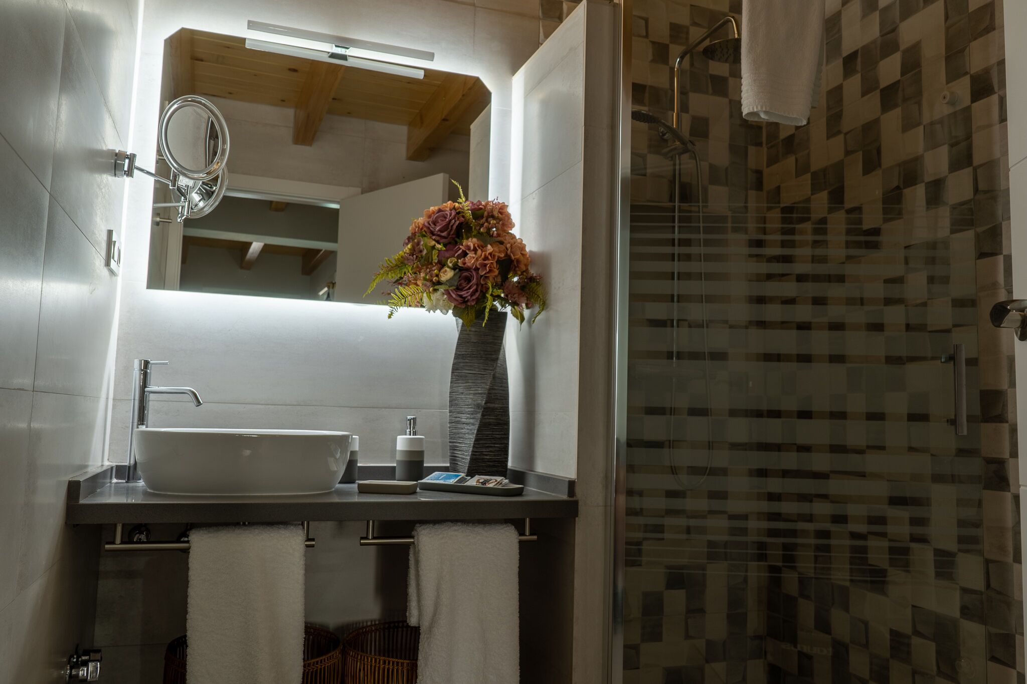 Dusj, hårføner, håndklær og såpe