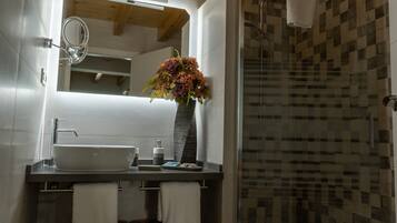 Dusj, hårføner, håndklær og såpe