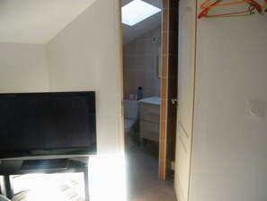 Interior - Fully equipped air-conditioned studio (Malijai)