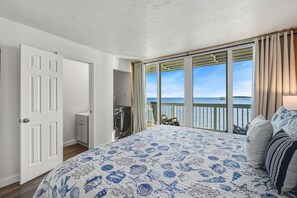 2 chambres, fer et planche à repasser, lit de bébé portatif