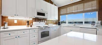 Cedar Key Breeze Gulf front townhouse 20% weekly / 30% monthly discounts!