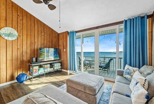 Cedar Key Breeze Gulf front townhouse 20% weekly / 30% monthly discounts!