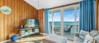 Cedar Key Breeze Gulf front townhouse 20% weekly / 30% monthly discounts!