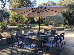 Outdoor dining - Between Uzès and Pont du Gard, a haven of peace with swimming pool (Collias)