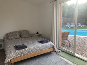 5 bedrooms, iron/ironing board, travel crib, free WiFi - Between Uzès and Pont du Gard, a haven of peace with swimming pool (Collias)