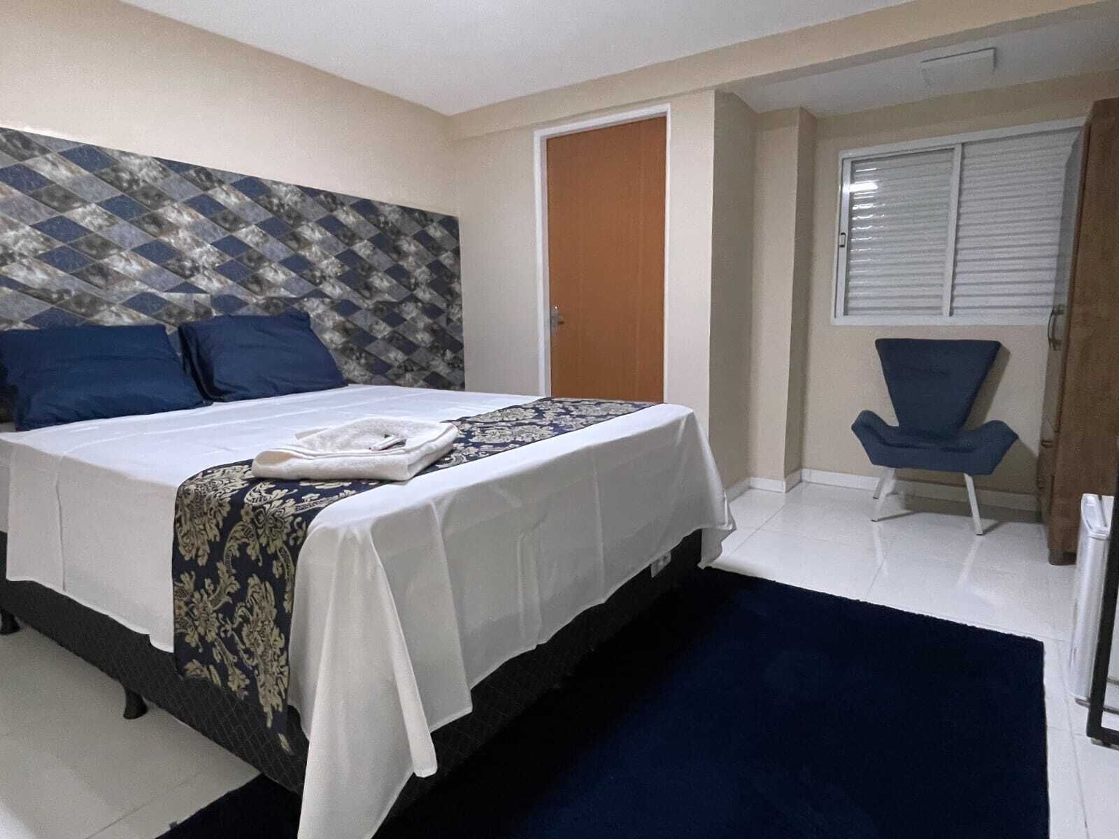 Chambre Confort double ou avec lits jumeaux | Décor unique, bureau, espace de travail pour ordinateurs portables