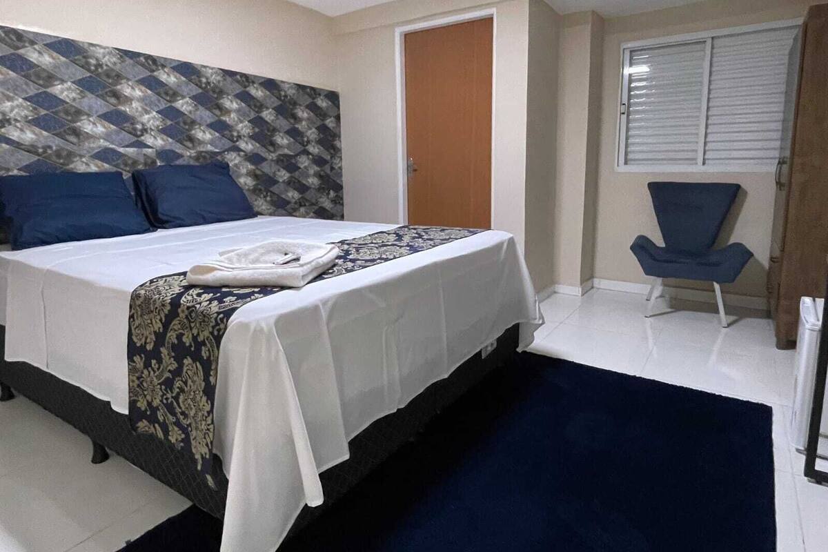 Chambre Confort double ou avec lits jumeaux | Décor unique, bureau, espace de travail pour ordinateurs portables