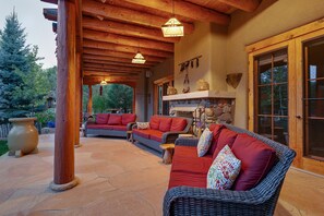 Terrace/patio - Green Acres Luxury Estate on 4 Acres 8m to Plaza! (Santa Fe)