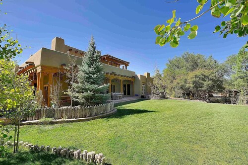 Green Acres Luxury Estate on 4 Acres 8m to Plaza!