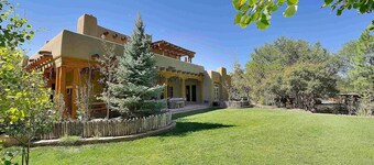 Green Acres Luxury Estate on 4 Acres 8m to Plaza!